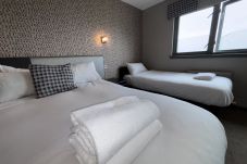 Spacious en-suite Family Treble Room with a comfortable king and single bed at Richmond Park Hotel, Bo'ness.