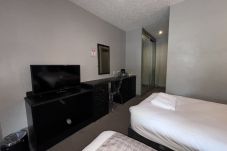 hotel-near-edinburgh-twin-bedroom-richmond-park-hotel