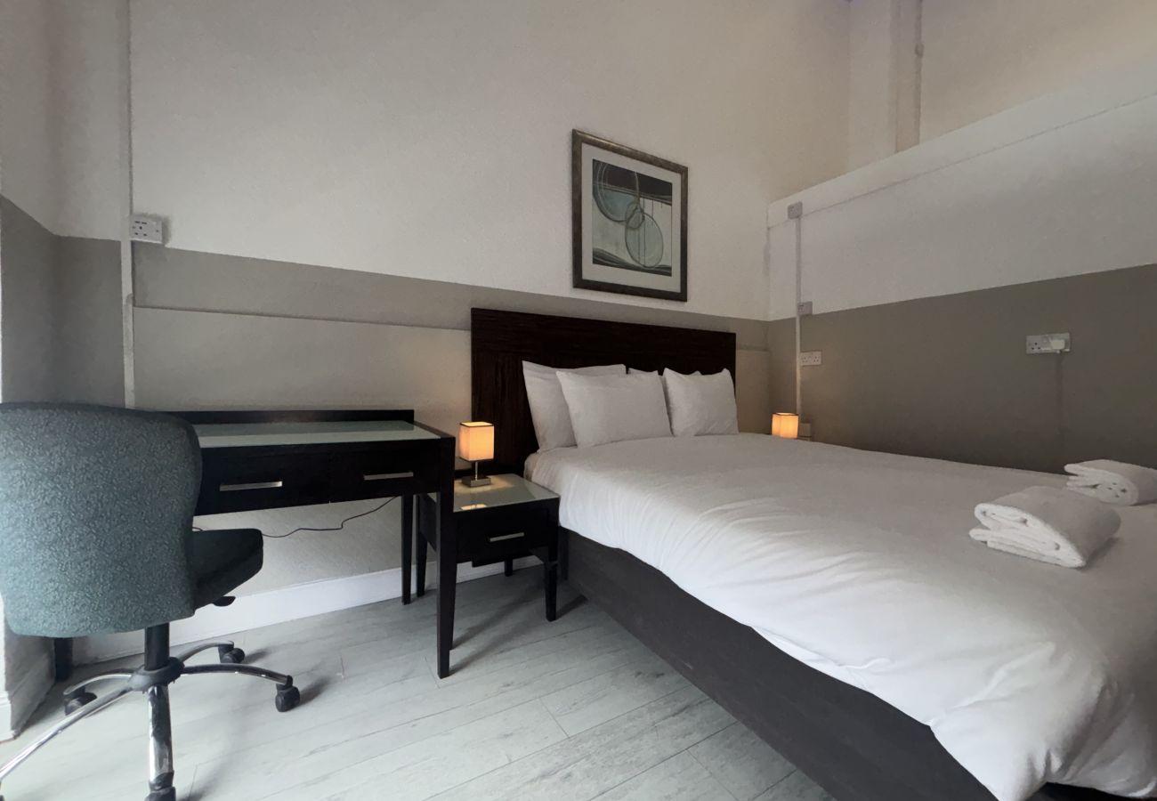 Rent by room in Edinburgh - The Maitland - Triple Room