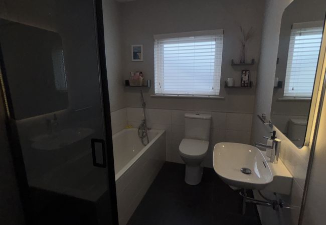 Rent by room in Edinburgh - Maitland Quad Room Mezz Private Bathroom